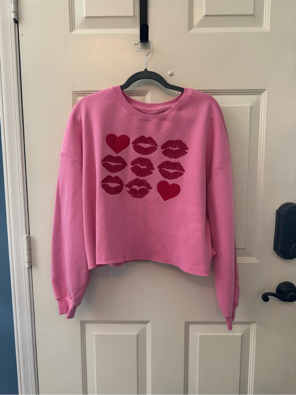Francesca's Collections Pink Graphic Kiss & Heart Cropped Sweatshirt